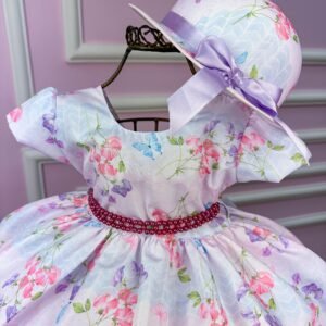 Vestido Miss Cherry Chapeu Lilas Flores e Borboletas